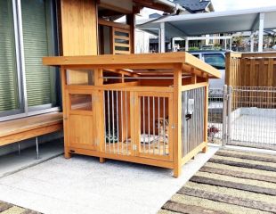サークル+小屋を1つの屋根の下にコンパクトに収めました。{屋外屋... サークル小屋一体型